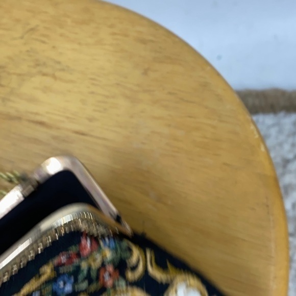 Vintage made in Hong Kong floral tapestry kiss lock closure purse - Picture 6 of 8